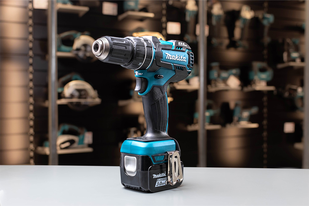 Links vooraanzicht van een Makita DHP470ZJ klopboor