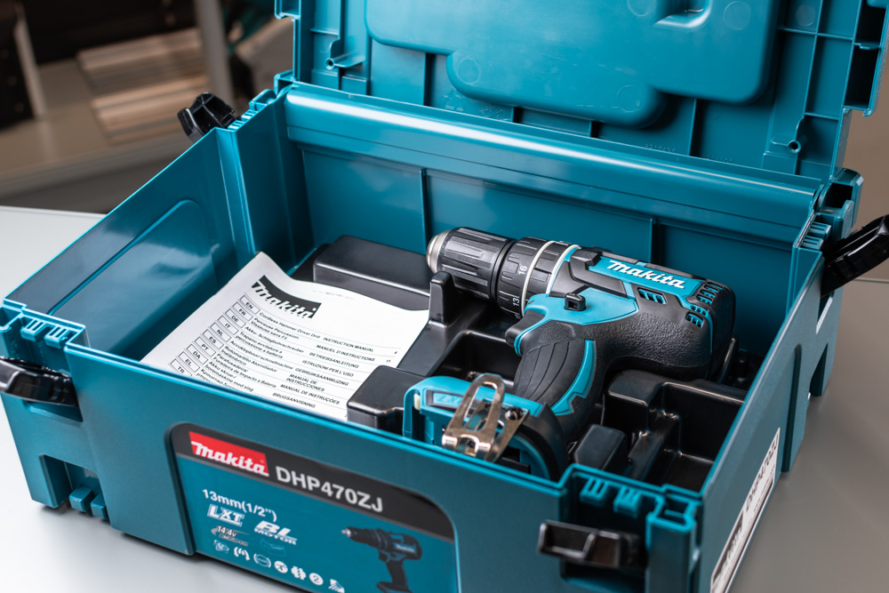 Een Makita DHP470 klopboor-/schroefmachine in een Mbox met de klep open.