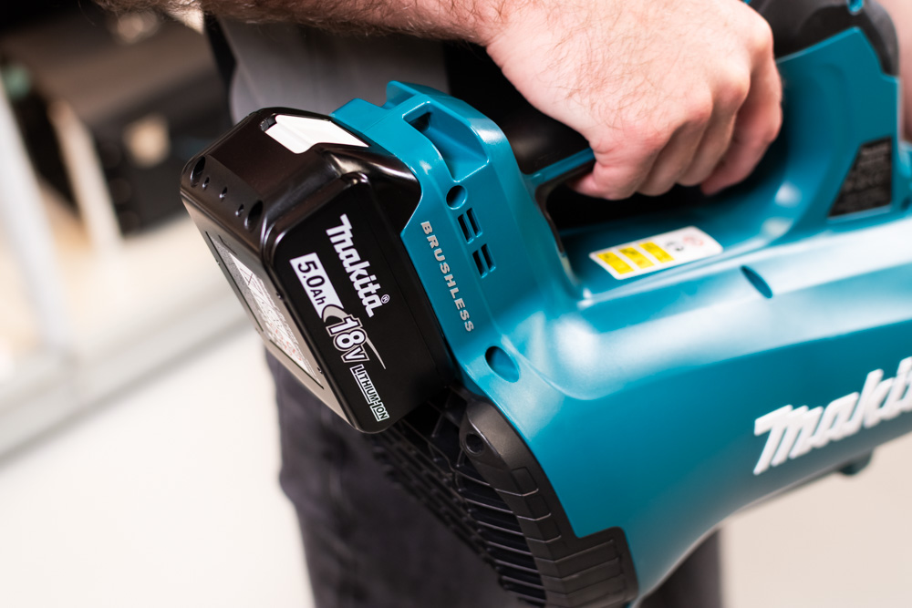 Makita DUB184 bladblazer met een Makita LXT 18 V 5.0 Ah accu