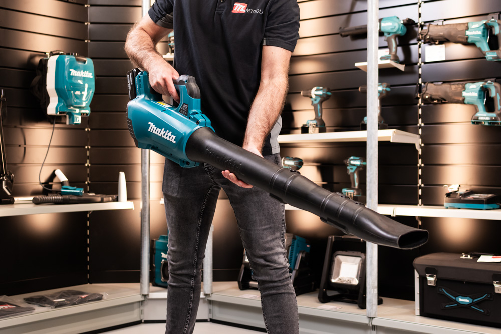 Een Makita DUB184 bladblazer in de hand