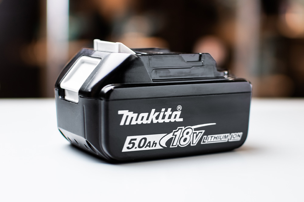 Een Makita BL1850B LXT 18 volt batterij van 5 amp-uur.