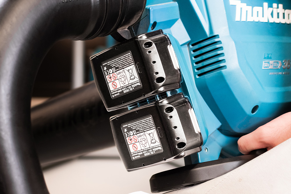 Twee Makita LXT 18 V accu's in een LXT 2x18V bladblazer