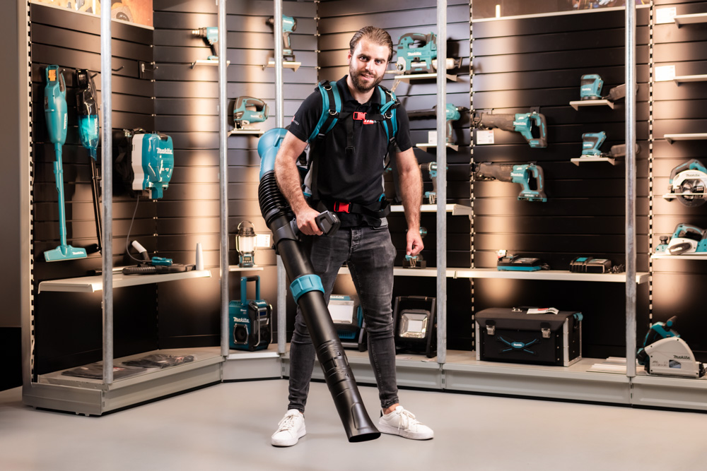 Makita DUB004CZ bladblazer in de hand met de Makita PDC1500 ruggedragen accu