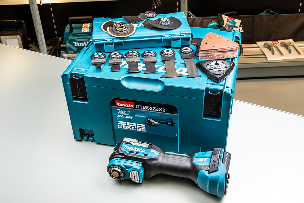 Een Makita DTM52ZJX2 multitool set met accessoires